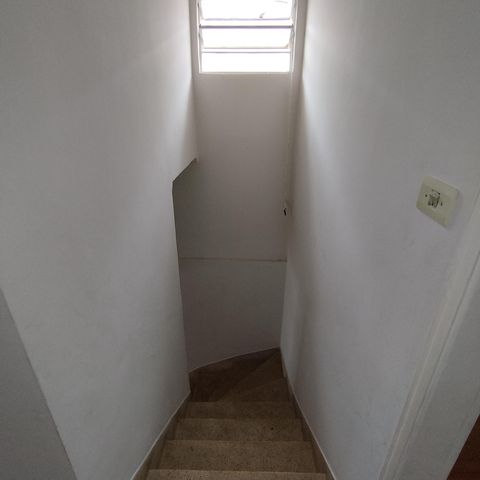 Casa à venda com 240m², 3 quartos e 2 vagas Casa à venda com 240m², 3 quartos e 2 vagasEscada