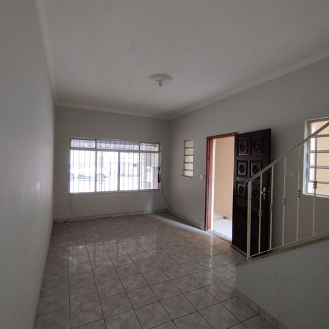Casa à venda com 240m², 3 quartos e 2 vagas Casa à venda com 240m², 3 quartos e 2 vagasSala