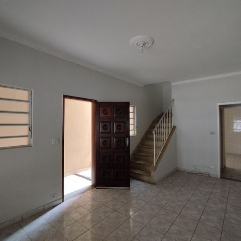 Casa à venda com 240m², 3 quartos e 2 vagas Casa à venda com 240m², 3 quartos e 2 vagasSala