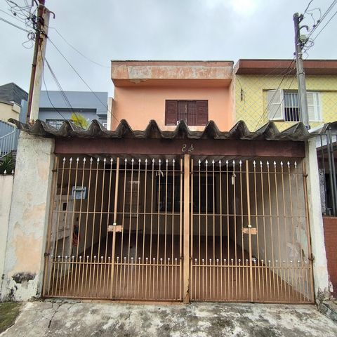 Casa à venda com 240m², 3 quartos e 2 vagas Casa à venda com 240m², 3 quartos e 2 vagasFachada
