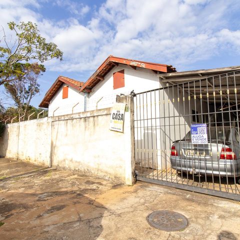 Casa à venda com 125m², 2 quartos e 4 vagas Casa à venda com 125m², 2 quartos e 4 vagasFachada e Placa