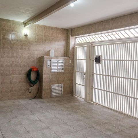 Casa à venda com 136m², 4 quartos e 2 vagas Casa à venda com 136m², 4 quartos e 2 vagasGaragem