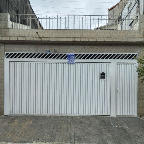 Casa à venda com 136m², 4 quartos e 2 vagas Casa à venda com 136m², 4 quartos e 2 vagasFachada
