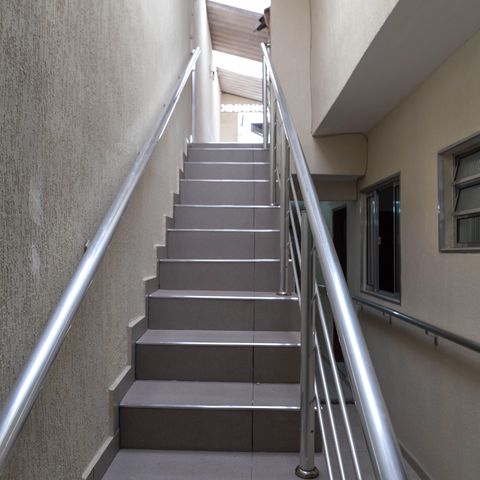 Casa à venda com 136m², 4 quartos e 2 vagas Casa à venda com 136m², 4 quartos e 2 vagasEscada