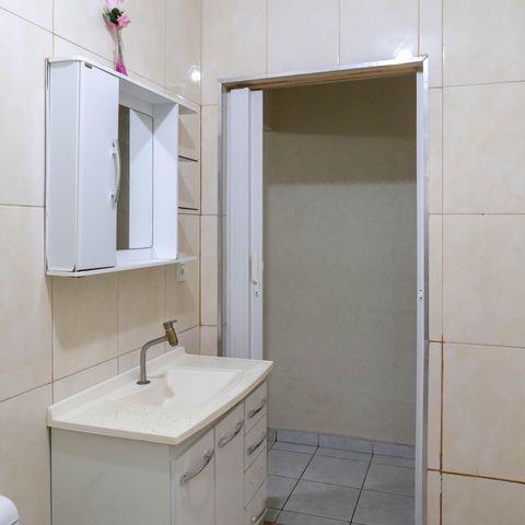 Casa à venda com 136m², 4 quartos e 2 vagas Casa à venda com 136m², 4 quartos e 2 vagasCasa 1 - Banheiro