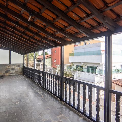 Casa à venda com 185m², 4 quartos e 1 vaga Casa à venda com 185m², 4 quartos e 1 vagaVaranda