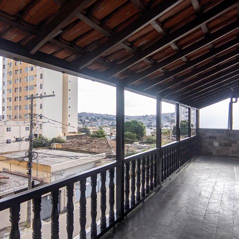 Casa à venda com 185m², 4 quartos e 1 vaga Casa à venda com 185m², 4 quartos e 1 vagaVaranda