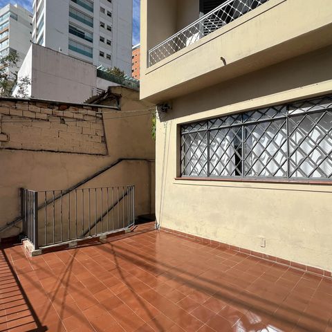 Casa à venda com 200m², 3 quartos e 3 vagas Casa à venda com 200m², 3 quartos e 3 vagasTerraço