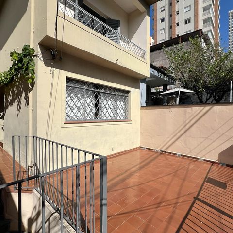 Casa à venda com 200m², 3 quartos e 3 vagas Casa à venda com 200m², 3 quartos e 3 vagasTerraço
