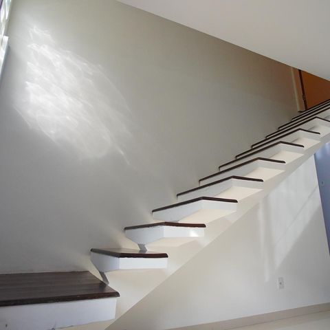 Casa à venda com 252m², 4 quartos e 2 vagasEscada - Segundo Andar