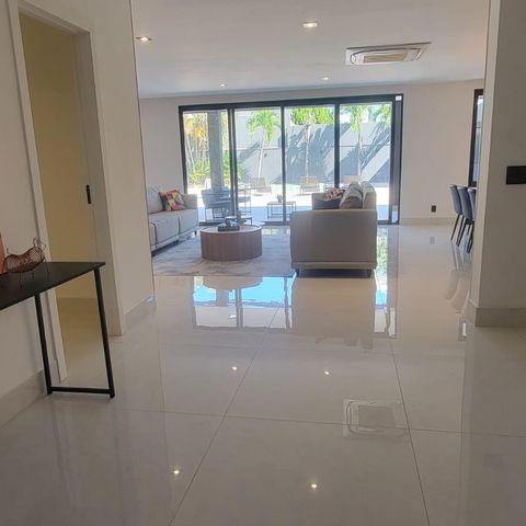 Casa à venda com 1072m², 6 quartos e 2 vagas Casa à venda com 1072m², 6 quartos e 2 vagasSala
