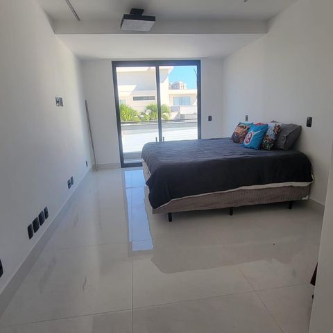 Casa à venda com 1072m², 6 quartos e 2 vagas Casa à venda com 1072m², 6 quartos e 2 vagasQuarto