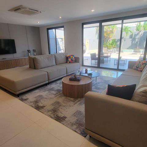 Casa à venda com 1072m², 6 quartos e 2 vagas Casa à venda com 1072m², 6 quartos e 2 vagasSala