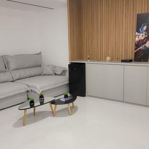 Casa à venda com 1072m², 6 quartos e 2 vagas Casa à venda com 1072m², 6 quartos e 2 vagasEscritório