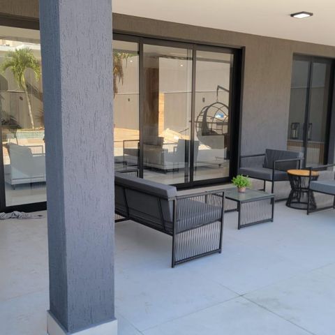 Casa à venda com 1072m², 6 quartos e 2 vagas Casa à venda com 1072m², 6 quartos e 2 vagasÁrea Externa