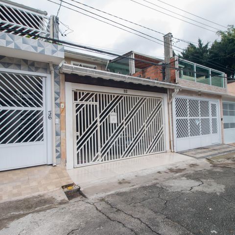Casa à venda com 200m², 3 quartos e 2 vagas Casa à venda com 200m², 3 quartos e 2 vagasFachada