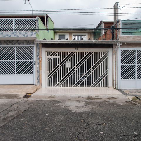Casa à venda com 200m², 3 quartos e 2 vagas Casa à venda com 200m², 3 quartos e 2 vagasFachada