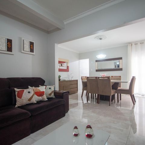 Casa à venda com 200m², 3 quartos e 2 vagas Casa à venda com 200m², 3 quartos e 2 vagasSala