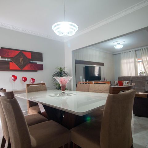 Casa à venda com 200m², 3 quartos e 2 vagas Casa à venda com 200m², 3 quartos e 2 vagasSala