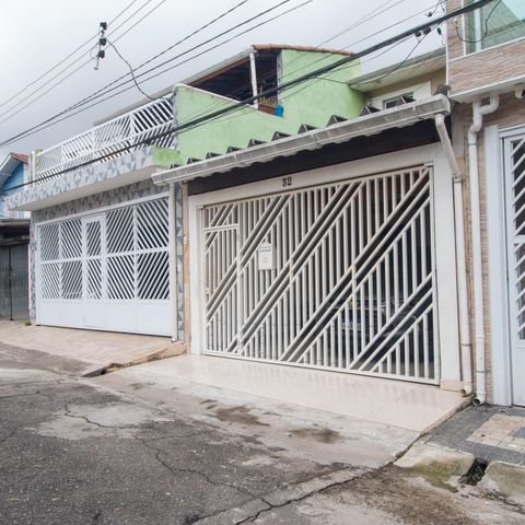 Casa à venda com 200m², 3 quartos e 2 vagas Casa à venda com 200m², 3 quartos e 2 vagasFachada