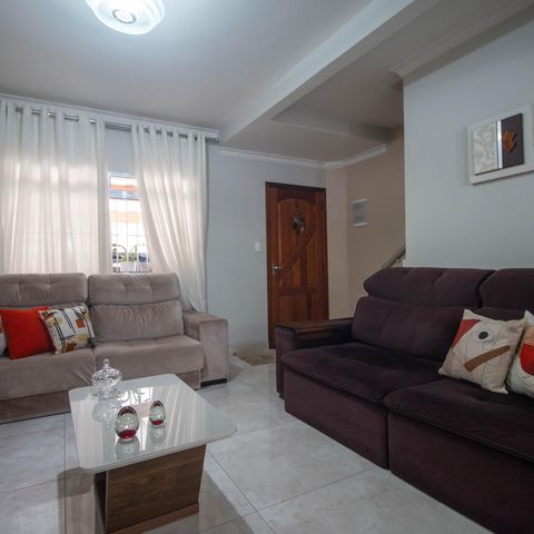 Casa à venda com 200m², 3 quartos e 2 vagas Casa à venda com 200m², 3 quartos e 2 vagasSala