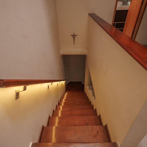 Casa para alugar com 256m², 4 quartos e 3 vagasEscada para o primeiro andar