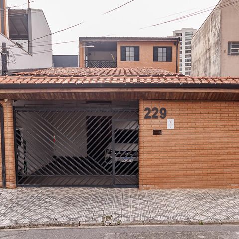Casa para alugar com 256m², 4 quartos e 3 vagasFachada