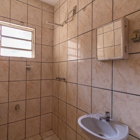 Casa à venda com 250m², 2 quartos e 2 vagas Casa à venda com 250m², 2 quartos e 2 vagasBanheiro