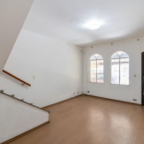 Casa à venda com 250m², 2 quartos e 2 vagas Casa à venda com 250m², 2 quartos e 2 vagasSala
