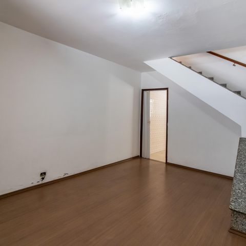 Casa à venda com 250m², 2 quartos e 2 vagas Casa à venda com 250m², 2 quartos e 2 vagasSala