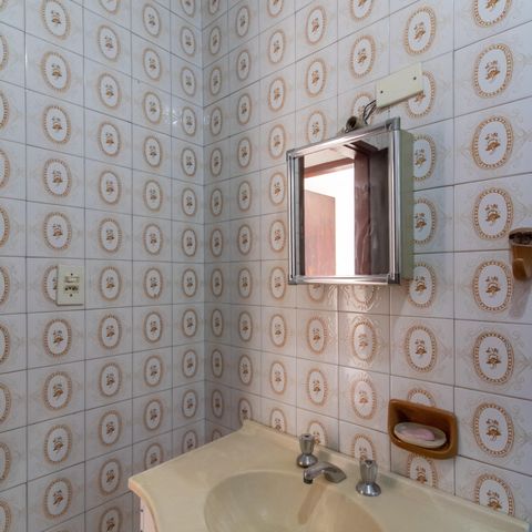 Casa à venda com 250m², 2 quartos e 2 vagas Casa à venda com 250m², 2 quartos e 2 vagasBanheiro