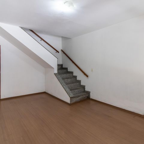 Casa à venda com 250m², 2 quartos e 2 vagas Casa à venda com 250m², 2 quartos e 2 vagasSala