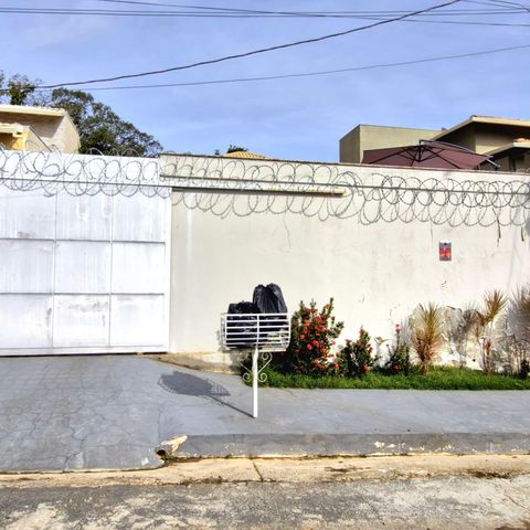 Casa à venda com 170m², 3 quartos e 4 vagas Casa à venda com 170m², 3 quartos e 4 vagasFachada