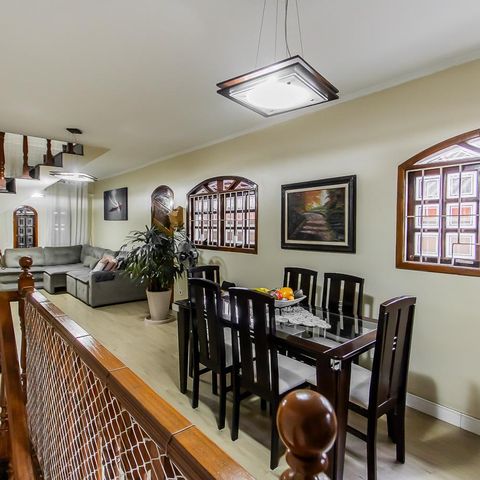 Casa à venda com 287m², 2 quartos e 2 vagas Casa à venda com 287m², 2 quartos e 2 vagasSala