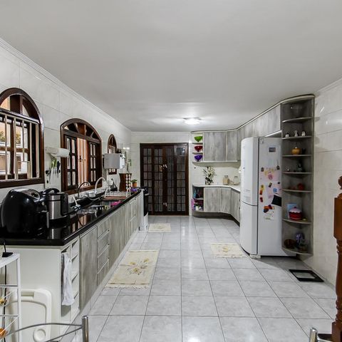 Casa à venda com 287m², 2 quartos e 2 vagas Casa à venda com 287m², 2 quartos e 2 vagasCozinha