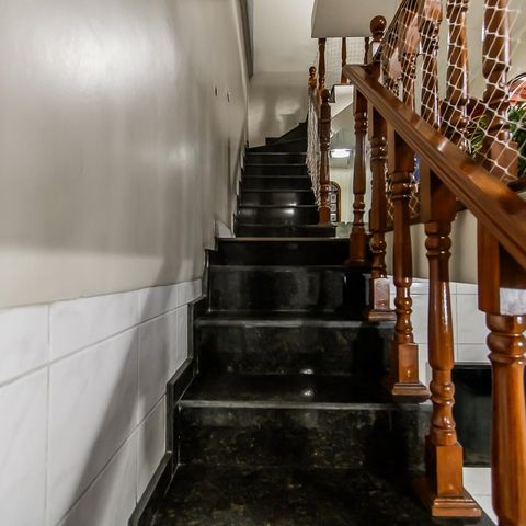 Casa à venda com 287m², 2 quartos e 2 vagas Casa à venda com 287m², 2 quartos e 2 vagasEscada