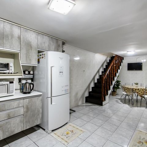 Casa à venda com 287m², 2 quartos e 2 vagas Casa à venda com 287m², 2 quartos e 2 vagasCozinha
