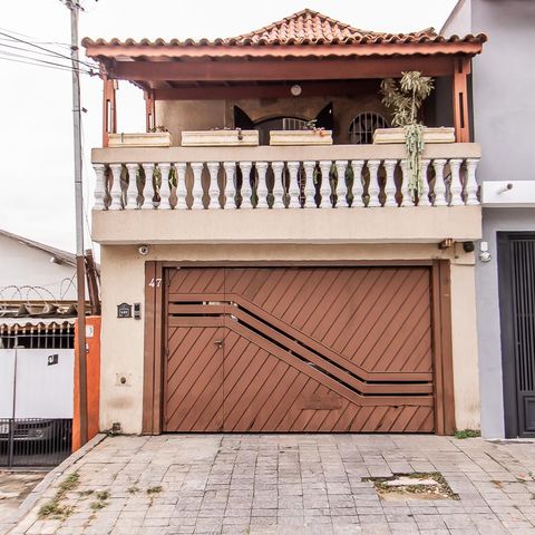 Casa à venda com 287m², 2 quartos e 2 vagas Casa à venda com 287m², 2 quartos e 2 vagasFachada