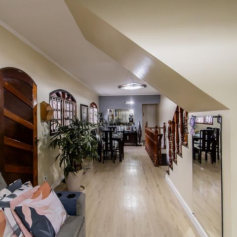Casa à venda com 287m², 2 quartos e 2 vagas Casa à venda com 287m², 2 quartos e 2 vagasSala