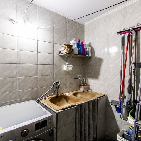 Casa à venda com 287m², 2 quartos e 2 vagas Casa à venda com 287m², 2 quartos e 2 vagasÁrea de Serviço