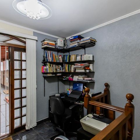 Casa à venda com 287m², 2 quartos e 2 vagas Casa à venda com 287m², 2 quartos e 2 vagasEscritório