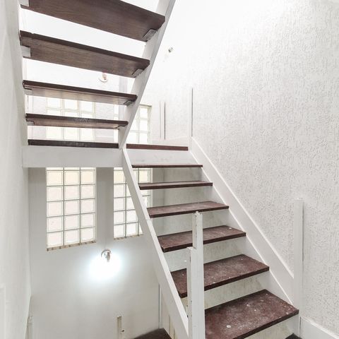 Casa à venda com 131m², 3 quartos e 2 vagasEscada