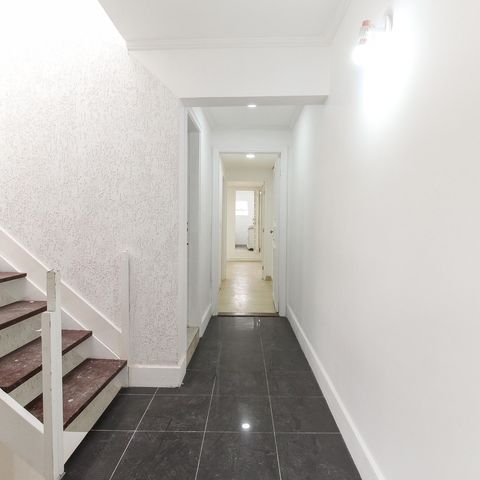 Casa à venda com 131m², 3 quartos e 2 vagasEscada