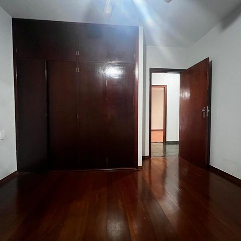 Casa à venda com 355m², 3 quartos e 4 vagas Casa à venda com 355m², 3 quartos e 4 vagasQuarto 1