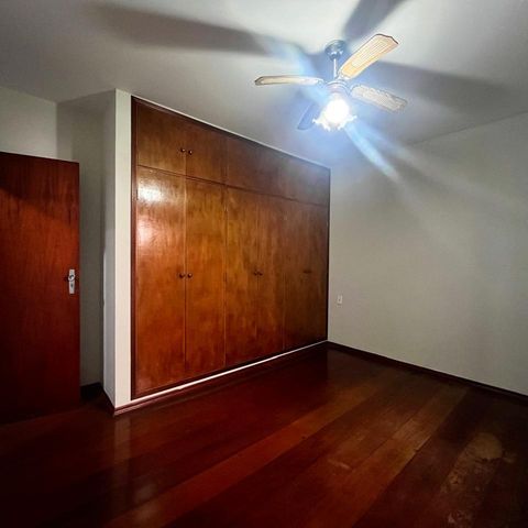Casa à venda com 355m², 3 quartos e 4 vagas Casa à venda com 355m², 3 quartos e 4 vagasQuarto 2
