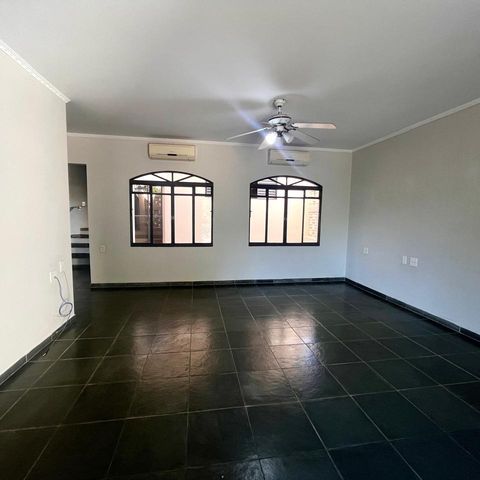 Casa à venda com 355m², 3 quartos e 4 vagas Casa à venda com 355m², 3 quartos e 4 vagasSala