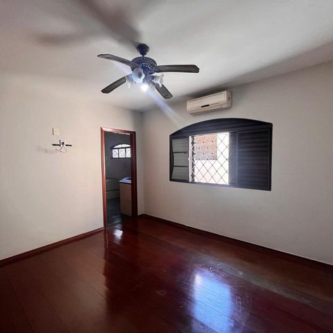 Casa à venda com 355m², 3 quartos e 4 vagas Casa à venda com 355m², 3 quartos e 4 vagasSuíte