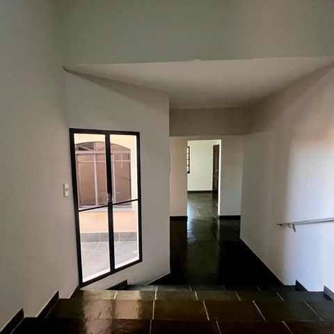 Casa à venda com 355m², 3 quartos e 4 vagas Casa à venda com 355m², 3 quartos e 4 vagasCorredor