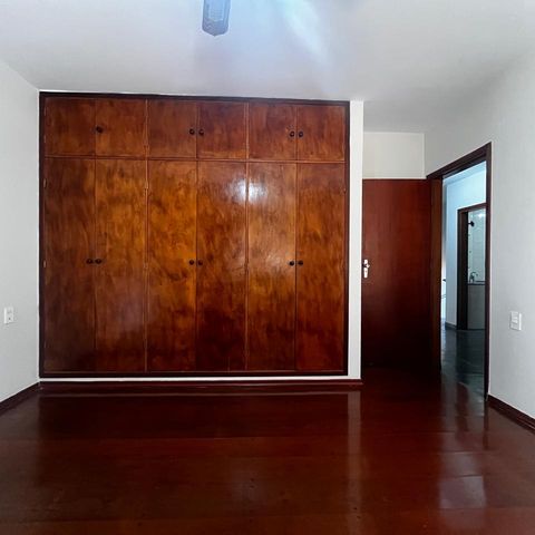 Casa à venda com 355m², 3 quartos e 4 vagas Casa à venda com 355m², 3 quartos e 4 vagasSuíte