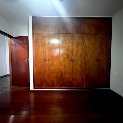 Casa à venda com 355m², 3 quartos e 4 vagas Casa à venda com 355m², 3 quartos e 4 vagasQuarto 2